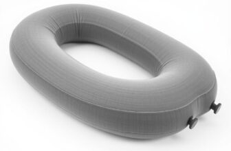 Bbhugme graviditetspude i grå farve, der viser pudens fleksible design